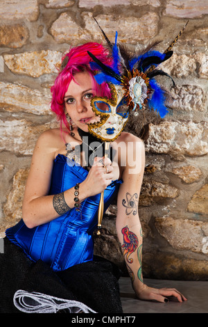 Un modèle de Pinup Steampunk aux cheveux roses Banque D'Images