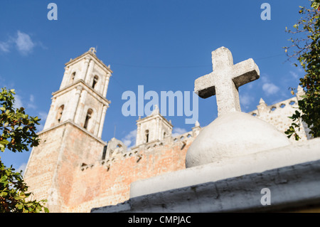 Une croix de pierre qui se trouve au sommet d'une des portes latérales de la cathédrale coloniale espagnole de San Gervasio (Catedral de San Gervasio). Cette photo est prise du côté de la cathédrale, à à l'arrière de la main de clochers. Banque D'Images