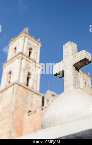 Une croix de pierre qui se trouve au sommet d'une des portes latérales de la cathédrale coloniale espagnole de San Gervasio (Catedral de San Gervasio). Cette photo est prise du côté de la cathédrale, à à l'arrière de la main de clochers. Banque D'Images