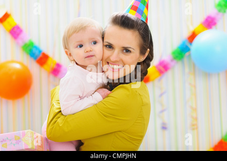 Portrait of happy mother and baby at Birthday party Banque D'Images