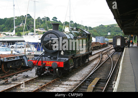 Ancienne locomotive à vapeur GWR 5239 'Goliath' à Kingswear station sur le chemin de fer de Paignton - Dartmouth, Devon, England, UK Banque D'Images