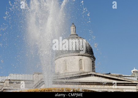 Le dôme de la National Gallery et la fontaines de Trafalgar Square, Londres UK Banque D'Images