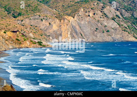 Vue sur plage avec de grosses vagues Banque D'Images