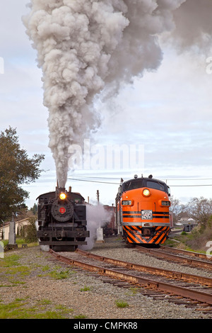 Chemin de fer Niles Canyon' machine à vapeur Quincy Railroad Company n° 2 et de l'ouest du Pacifique 918-D partager les voies à Niles. Banque D'Images