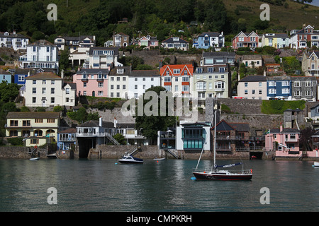 Cher et des propriétés du secteur riverain sur la rivière Dart à Dartmouth, Devon, England, UK Banque D'Images