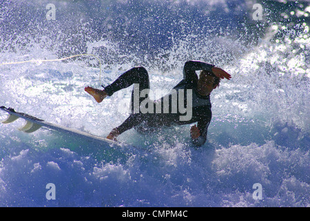 L'élimination de surfer sur une vague en Nouvelle Galles du Sud, Australie. Banque D'Images