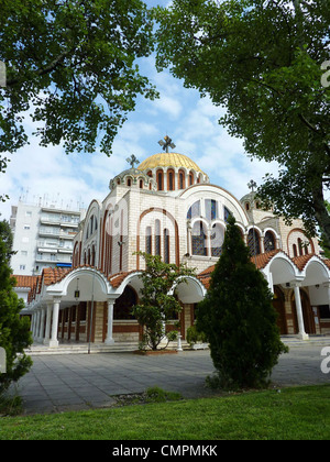 Eglise des Saints Cyrille et Méthode à Thessalonique, Grèce, entourée d'arbres par beau temps Banque D'Images