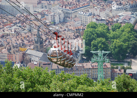 Cable cars sur la ville de Grenoble. Banque D'Images