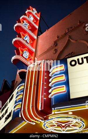 L'enseigne au néon à l'extérieur au Texas Theatre, l'endroit où Lee Harvey Oswald fut arrêté peu après avoir prétendument assassiner JFK. Banque D'Images