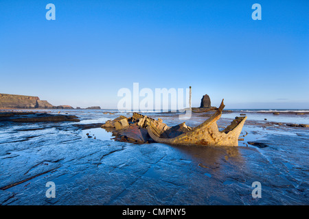 L'amiral von tromp's wreck et Noir Nab à marée basse dans la baie d'Saltwick, Yorkshire, Angleterre, Royaume-Uni, Europe Banque D'Images