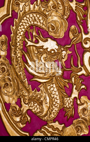 Golden dragon en temple chinois. Banque D'Images