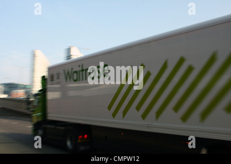 Un chariot qui se déplace le long d'un Waitrose Road à Londres Banque D'Images