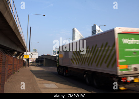 Un chariot qui se déplace le long d'un Waitrose Road à Londres Banque D'Images