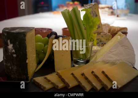 Une sélection de fromages, prêt à servir. Banque D'Images