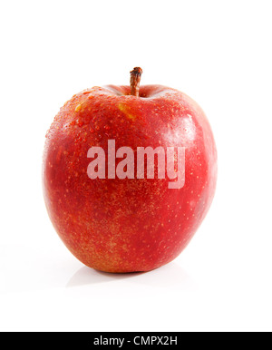 Une pomme rouge avec de l'eau gouttes sur fond blanc Banque D'Images