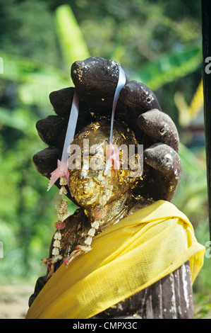 Années 1990 Thaïlande statue de Bouddha recouverte de feuilles d'or WAT COMPOSÉ PHRAO Banque D'Images