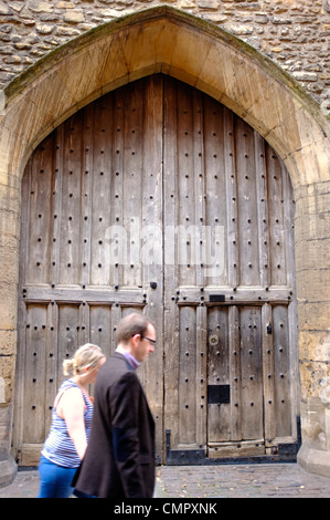 Un couple devant une porte médiévale Banque D'Images