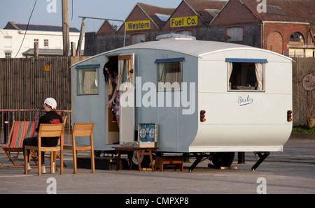 Une caravane rétro vintage Bailey par le mShed dans le port de Bristol et bord de l'eau. Banque D'Images