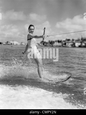 1950 SMILING WOMAN EN MAILLOT DE SKI DE L'eau en agitant une main Banque D'Images