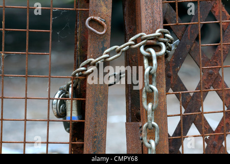 Cadenas fermé sécurisé de portes à un site industriel, Bristol. Banque D'Images