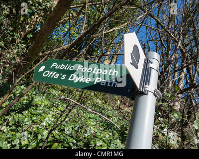 Panneau de direction pour Offa's Dyke Path et Sentier National acorn symbole dans Gloucestershire England UK. Banque D'Images