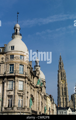 Vue depuis le bord de l'eau vers la cathédrale d'Anvers, Belgique Banque D'Images
