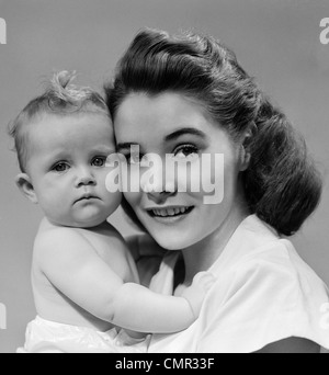 Années 1940 Années 1950 PORTRAIT DE MOTHER AND BABY LOOKING AT CAMERA Banque D'Images