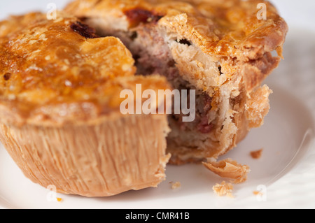 Des pork pie on white plate Banque D'Images