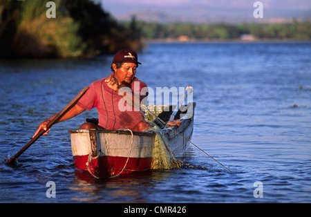 Un pêcheur portant un tee-shirt rouge et les poissons dans le lac près de la ville de Grenade, au Nicaragua, en Amérique centrale Banque D'Images