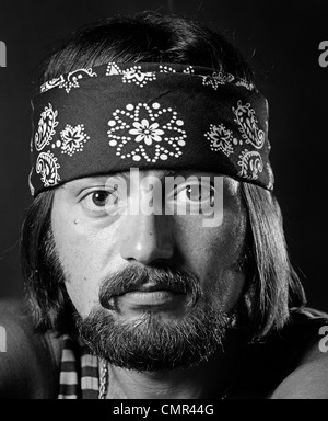 1970 PORTRAIT MAN avec de longs cheveux et barbe et moustache portant des CHAÎNE D'OR TANK TOP & BANDANA AUTOUR DE CHEF LOOKING AT CAMERA Banque D'Images