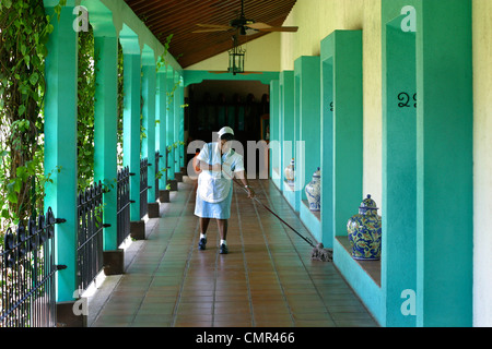 Une femme de ménage nettoie les couloirs de l'ancien couvent, El Convento, maintenant un hôtel à Leon Banque D'Images