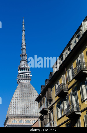 Vue vers le haut de Mole Antonelliana du côté rue de Turin sur une journée ensoleillée, Italie
