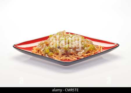 Assiette de légumes chinois chow mein sur plaque rouge Banque D'Images