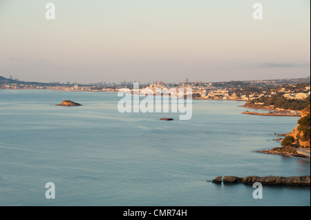 La baie d'Altea Benidorm idyllique avec skyline en arrière-plan Banque D'Images