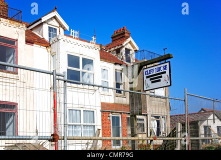 La démolition de maisons vides sur la falaise à Happisburgh, Norfolk, Angleterre, Royaume-Uni. Banque D'Images