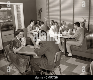 1950 MALT SHOP INTÉRIEUR AVEC DES ADOLESCENTS À BOIRE À PARTIR DE CABINES DE DIXIE CUPS Banque D'Images