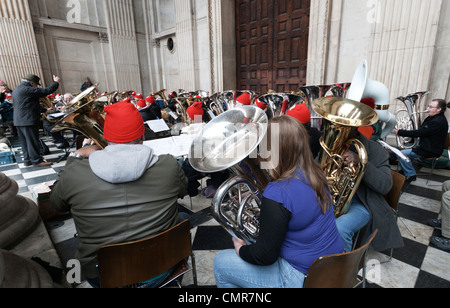 Tuba Noël, la Cathédrale St Paul, à Londres. Un événement de charité annuel de Noël. Banque D'Images