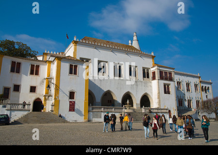 Groupe scolaire en face de Palacio Nacional palace Largo do Rainha Dona Amélia Sintra Portugal Europe centrale carré Banque D'Images