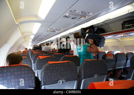 La mise en sacs de passagers bagages d'avion easyjet à l'aéroport international de Belfast en Irlande du Nord au Royaume-Uni. Banque D'Images