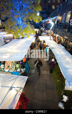 En début de soirée à shoppers Noël Camden Lock Market, Londres Banque D'Images