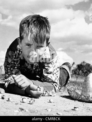 1950 TIR EXTÉRIEUR MARBRES GARÇON Banque D'Images