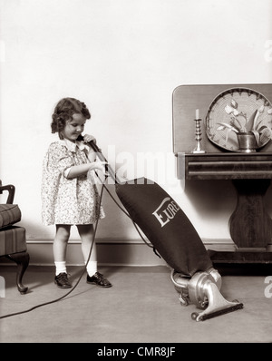 1930 Petite fille avec EUREKA ASPIRATEUR ASPIRATEUR ÉLECTRIQUE Banque D'Images