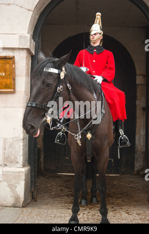 Officier de l'Horseguards sur service de sentinelle à l'entrée de Horseguard parade de Whitehall, Londres, Royaume-Uni. Mars 2012 Banque D'Images