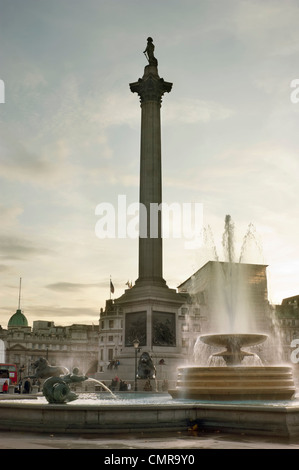 Affichage dans Trafalgar Square - la Colonne Nelson, fontaines et les lions Banque D'Images