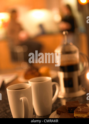 Caffetiere et deux tasses de café Banque D'Images