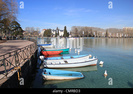 Les petits bateaux en bois sur le lac d'Annecy, France, par beau temps Banque D'Images