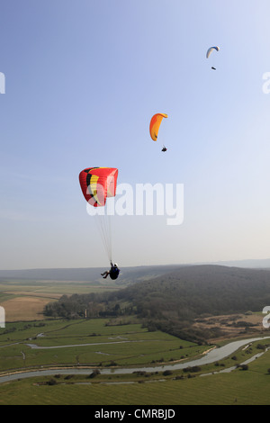 Parapentes volent de Frog Firle au-dessus de la Cuckmere valley sur la promenade Sussex, Angleterre, Côte Banque D'Images