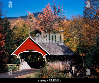 L'automne 1980 DANS LE CANAL DE PITTORESQUE PONT COUVERT Franconia Notch NEW HAMPSHIRE USA Banque D'Images