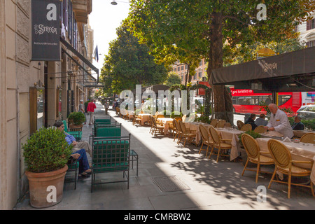 Cafés de la Via Vittorio Veneto à Rome Banque D'Images