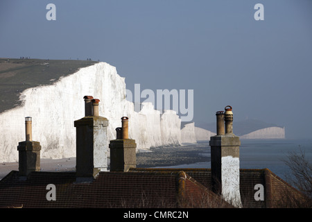 Vue sur les Sept Soeurs des falaises de craie de Seaford Head Nature Reserve sur la promenade Sussex, Angleterre, Côte Banque D'Images